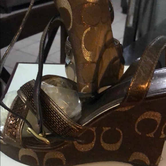 Only worn 1 time COACH PLATFORM SHOES SIZE 7.5M - Picture 1 of 5